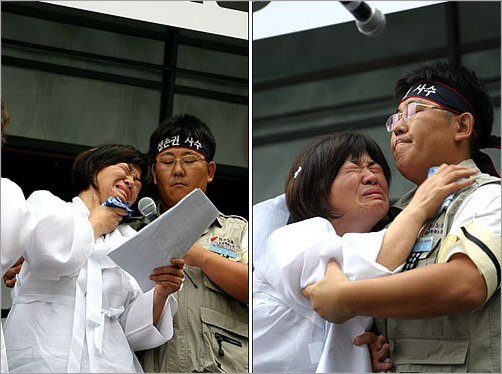 "6년전 화물일을 시작할 때만 해도 희망이 있었는데 이젠 가족만 남기고 하늘로 갔다. 아는 것은 화물운전밖에 없었던 우리 오빠, 그에게 사치스런 음식이란 막걸리뿐 이었다" 미리 써온 추모글을 울먹이며 읽고 있는 고 김동윤 열사의 여동생 김동순씨. 